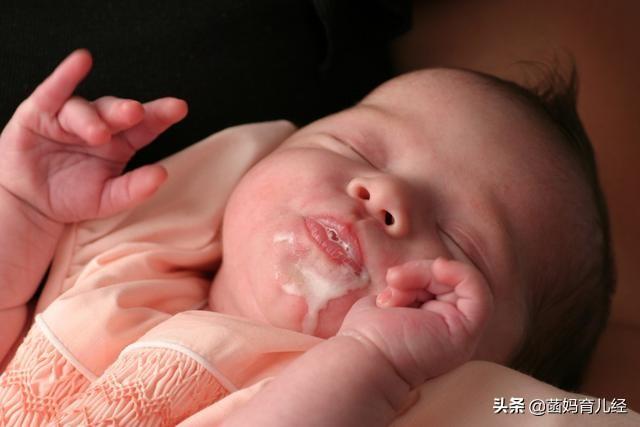 宝宝吐奶是什么原因？怎样缓解宝宝吐奶？